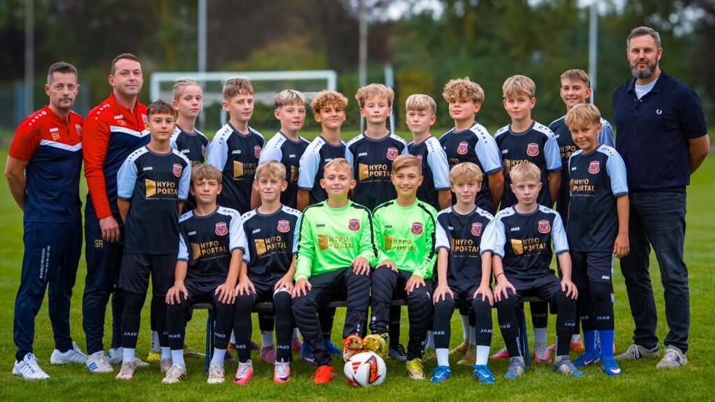 D1-Junioren des JFV Burgenland mit Trainerteam in den HypoPortal-Trikots